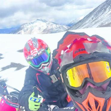 Mit zwei Rädern auf über 6725 Meter über Meer zum Weltrekord - Im Team gehts einfacher: Thomas Schranz (rechts) mit Teamkollege Raffael Panzeri.