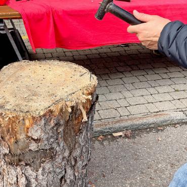 Gsteigmäret 2025 – ein Tag für Gross und Klein - Ziel war es, den Nagel mit so wenig Schlägen wie möglich einzuschlagen. FOTO: ANITA MOSER