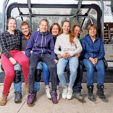 Nachwuchstalent mit Biss aus der Bissen - Alle unterstützen einander und auch die Karriere von Dania Allenbach: Grossfamilie Allenbach auf einem Wasserngrat-Sesseli.