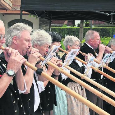 Friedlicher Folkloreanlass im Herzen von Gstaad - Die Alphorngruppe Gstaad zog jeweils viele Zuhörende an.
