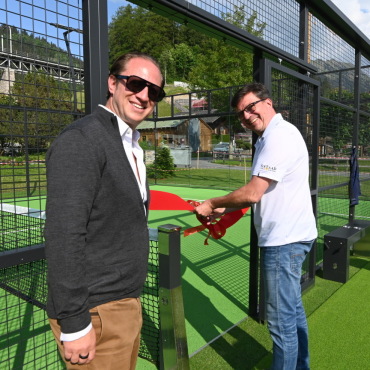 Padel-Tennis mitten in Gstaad - Zuvor durfte er das symbolische Band zur Eröffnung des Platzes durchschneiden, assistiert von Daniel Koetser, Inhaber des Hotels Le Grand Bellevue Gstaad. (Fotos: AvS)