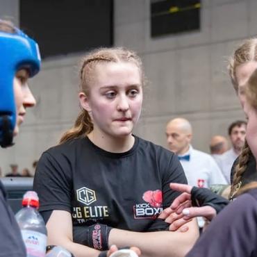 Gstaad Kickboxing glänzt beim 4. Basler Dynamic Cup - Taktische Besprechung mit Alina Kohli (Mitte).