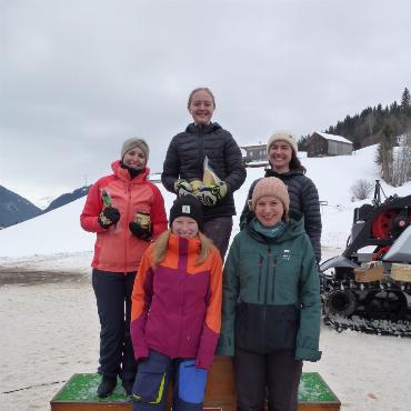 Zufriedene Gesichter am Skiclubrenntag an der Hublen