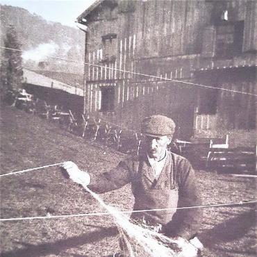 Die letzten Seilmacher im Saanenland – auf Spurensuche - Alfred Schwizgebel bei der Arbeit. FOTO:ARCHIV VON WALTER JAGGI UND KURT BRATSCHI