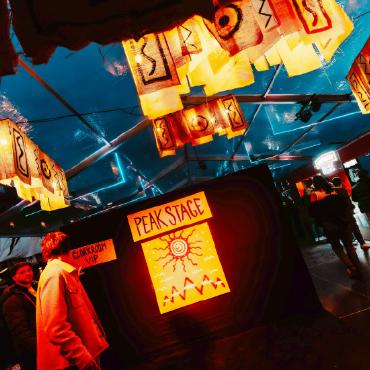 Beats über dem Saanenland: Caprices Festival auf dem Eggli - Ausgeleuchteter Eingangsbereich der Hauptbühne.
