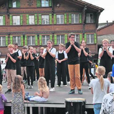 «Dance on Ice» ohne Regen - Alle Beteiligten sorgten für ein umwerfendes Schlussspektakel, das ebenso wie die Einsätze zuvor durch Synchronität bestach.