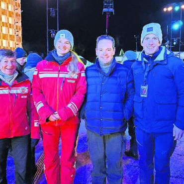 «Und... Action!» – «SRF bi de Lüt» sendete live aus Gstaad - Von links: zwei Skilehrerinnen, gemeinsam mit Andrea Scherz, General Manager und Inhaber des Gstaad Palace Hotels, und Flurin Riedi, Tourismusdirektor/CEO Gstaad Saanenland Tourismus (GST).