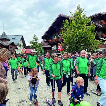 Hut, Stiefel und Weste an: Die Country Night Gstaad feierte 35 Jahre - Auf verschiedenen Rädern: Der Turnverein Saanen-Gstaad nahm polysportiv am Umzug teil. FOTOS: JOCELYNE PAGE