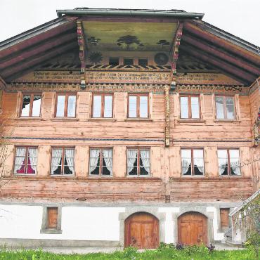 Das Baumberger-Haus in Saanen - Wappen 
Das Saaner 2 und das Berner Wappen 3 waren nicht original, sie wurden in abgeänderter Form neu aufgemalt.