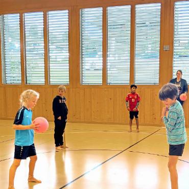 Sportliche Saaner Schüler:innen am alljährlichen Sporttag - Auch drinnen in der Turnhalle ging es sportlich zu und her.