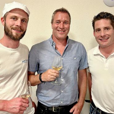Genusshochzeit von Wein und Käse - Käsermeister Arnaud Guichard, Önologe Marc Tavernay und Mathias Matti, Präsident des Clubs «Wein und Genuss».