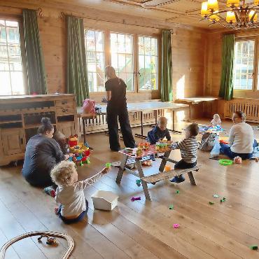 Neuer Familiensupport stärkt junge Familien im Saanenland - Der Familiensupport Saanenland will Familien mit kleinen Kindern zusammenbringen, so beim Spielen, …