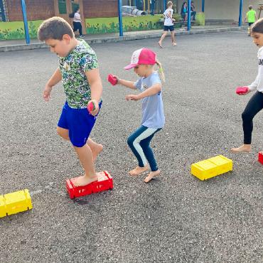 Sport, Spiel und Spass in der Schule Rütti - Geschicklichkeit und Gleichgewicht waren gefragt.