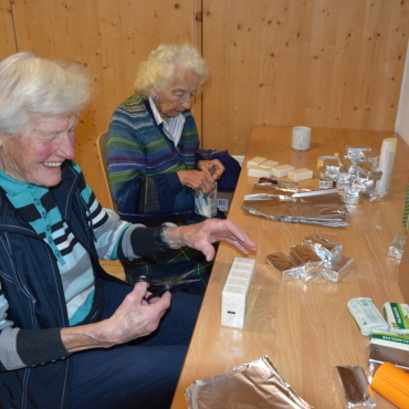 Ein Generationenprojekt der Herzlichkeit:  Aktion Weihnachtspäckli - Von links: Zwei Freundinnen, Margrit Bach (89) und Ursula  Mösching (92) haben Spass beim Seife verpacken. (Foto: AvS)