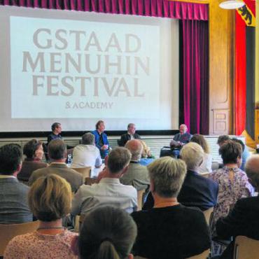 Einstimmige Wahl: Menuhin-Verwaltungsrat übergibt Daniel Hope die zukünftige künstlerische Leitung - Viele interessierte geladene Gäste wollten den neuen Intendanten kennenlernen.