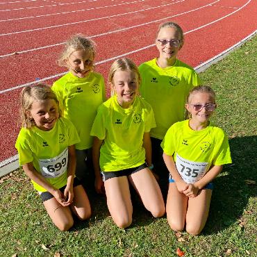 Drei Podestplätze zum Saisonabschluss - Die 1000-Meter-Läuferinnen Enja und Maelle Perreten, Fiona von Siebenthal sowie Aylea und Elenya Reichenbach. FOTOS: ZVG