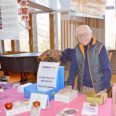 Diskrete Helfer - Mine-Ex-Delegierter Ruedi Minnig sammelt alte Handys ein und verkauft «love candles» für die Minenopfer.
