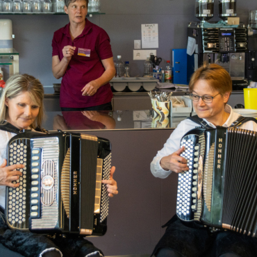 «I guete wie i schlächte Zyte… - Im Restaurant «Eggli-Blick» spielte das Akordeon-Duo Myrta und Susi.