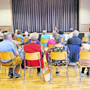 Kritik am zerstörerischen Polit- und Wirtschaftssystem - Die Lesung im Kirchgemeindehaus Zürich-Seebach war gut besucht. Viele Exil-Peruaner:innen schätzen Nicole Marons Engagement.