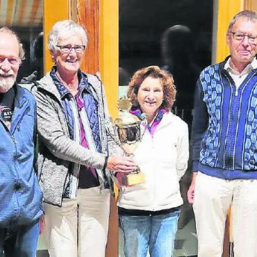 Bowls Club Gstaad 2022 – intern, national und international mit guten Resultaten - Das Siegerteam der BCG Fours Clubmeisterschaft 2022 mit (von links): Martin Siegenthaler, Erika Hauswirth, Susanne Perreten und Reinold Hauswirth.