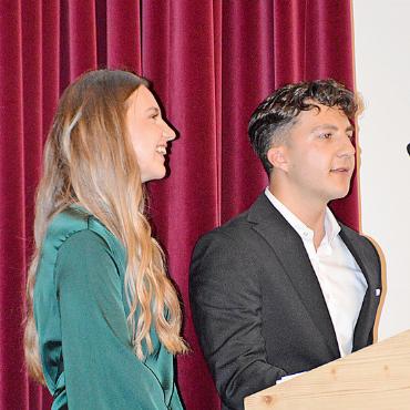 Ziel erreicht - Leijla Isakovic und Daniel Schmid bei der Vorstellung ihrer Klassenkollegen.