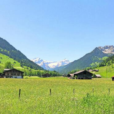 Sommerzeit in den Bergen: zwischen Mühe und Musse, zwischen Arbeit und Andacht - Blick von Gstaad Richtung Glacier 3000