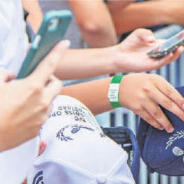 Einsatz, Ehrgeiz, Emotionen: EFG Swiss Open Gstaad 2022 - Nach den Spielen standen die Fans Schlange. Besonders Casper Ruuds Unterschrift war begehrt.