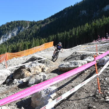 Mountainbikespektakel neben dem Gstaad Airport - Wer bremst, verliert: Gian Bütikofer aus Hägglingen, hier auf der vorletzten Runde, steuerte sein Bike rasant zwischen den Steinblöcken hindurch. (Fotos: AvS)