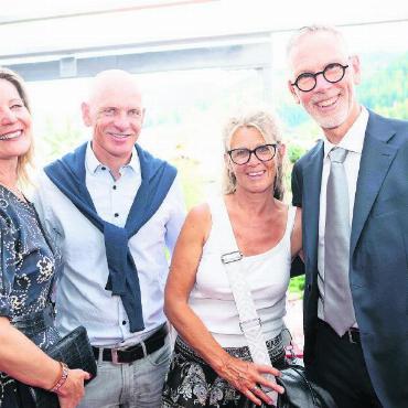«Kultur ist wichtig für ein erfülltes Leben» - Der zukünftige VR-Präsident Richard Müller (rechts), seine Partnerin Eva Seiler (links), Anna und Mike von Grünigen, einstiger Spitzenskifahrer.