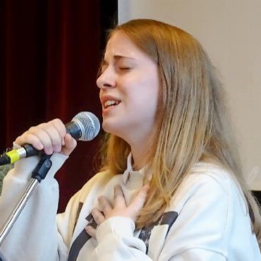 Wenn Wunden Wunder werden - Mit passenden Liedern umrahmte Ciara Coulter aus Zweisimmen das Frauenfrühstück musikalisch.