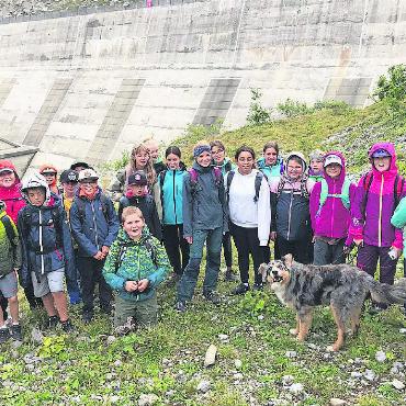 Für eine saubere Ferienregion Gstaad - Die Schulklasse aus Saanen vor der Staumauer.