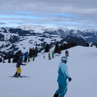 Erster Wintergruss vom Magic Pass - Trotz des grossen Andrangs haben sich die Gäste auf den Pisten gut verteilt. Foto: Sonja Wolf