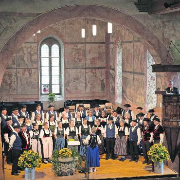 Die Jodlermesse «Bhüet euch!» zum fünften Mal in der Kirche Saanen - Die 40 Sängerinnen und Sänger begeisterten das Publikum in der Kirche Saanen. FOTOS: VRENI MÜLLENER