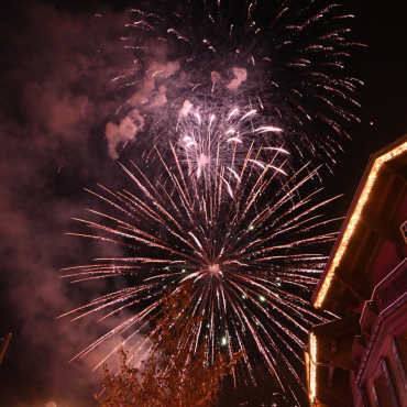 Willkommen im neuen Jahr - Willkommen 2024: Feuerwerk über den Dächern der Gstaader Promenade (Fotos: AvS)