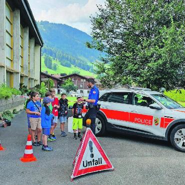 Das war der Ferienpass 2024 - Wie sieht ein Polizeialltag aus? Sogar die Uniform konnten die Kinder anziehen.