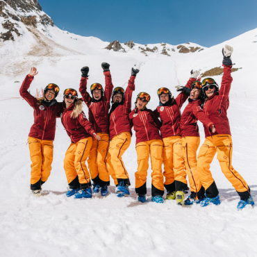 Saaner Schneesportlehrerinnen sind Schweizermeisterinnen - Demoteam Nüschti Synchro: Die Saaner Schneesportlehrerinnen haben sich den Schweizermeistertitel am Swiss Snow Happening in Arosa geholt. (Fotos: Swiss Snow Happening 2024 Arosa)