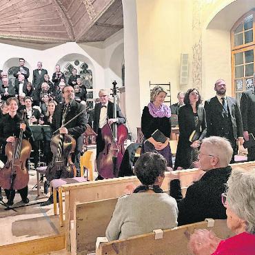 «Jauchzet, frohlocket …» - Applaus in der Kirche Zweisimmen: rechts Beatrice Ruchti, Sopran, Astrid Frédérique Pfarrer, Mezzosopran/Alt, Nino Aurelio Gmünder, Tenor, und Stefan Vock, Bariton.