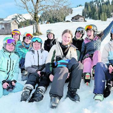 Ein Kopf-an-Kopf-Rennen beim 12. Alpina Cup - Eine Gruppe Freundinnen vom Gymnasium Gstaad entspannt gemeinsam nach dem Skirennen.