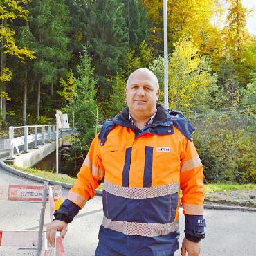 Etappenziel erreicht - Patrick Manz an der Bissenbrücke. Dort ist der Druckleitungsbau abgeschlossen und der Belag wieder eingebaut. FOTOS: SONJA WOLF