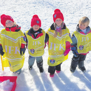 Die JFK Winter Olympic Games gehen in die letzte Woche - Team Denali nach dem Iglubauen. FOTOS: ZVG