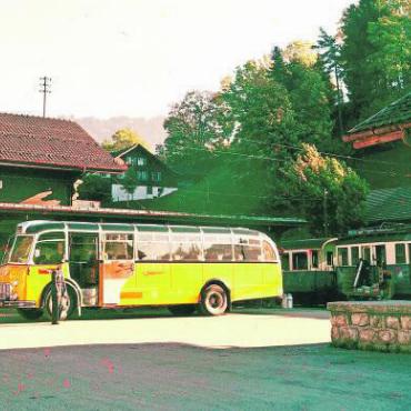 Jahresrückblick 2024 – Wirtschaft: Es wurde gebaut, geplant und gestaltet - Ein Postauto von Kübli Reisen bei Gstaad im Jahr 1960. ARCHIVFOTO: ZVG
