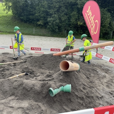 Mini-Gstaad: «Hier regieren wir Kinder!»   - Volle Konzentration beim Rohre verlegen. 
