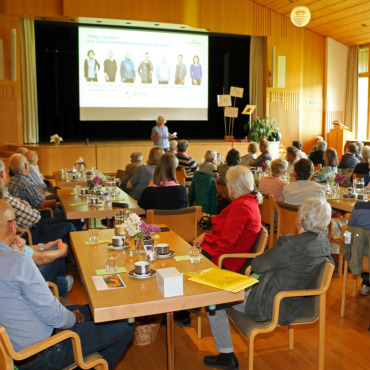 Älter werden wir ein Leben lang - Info-Veranstaltung ZIA von Pro Senectute im Kirchgemeindehaus. Aufmerksam folgen Teilnehmende dem Vortrag von Katrin Lerch.