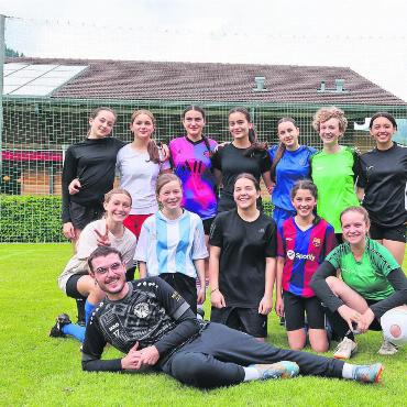 Anpfiff: Frauenpower! - Die Mädchenmannschaft des FC Sarina mit ihrem Trainer Wilson Pereira. FOTOS: ELISA OPPERMANN