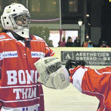 Packendes Hockey der höchsten Schweizer Spielklasse in Gstaad - BOMO-Torhüterin Alexandra Lehmann, die nach einem «Big Save» ihre Mitspielerinnen abklatscht.