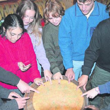 Mein persönliches Highlight 2023: Friede – Freude – Käsekuchen - …und stellen die Szene an der Abschlusszeremonie 2023 nach. Der Käse ist freilich ein wenig härter, dunkler und die Namen sind inzwischen verblasst. Ganz im Gegensatz zur Freundschaft der 14 «Käsekinder», die noch lange nicht verblasst ist. FOTO: SONJA WOLF