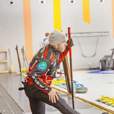 Gstaad in schottischer Hand: Dodds und Mouat gewinnen das Mixed-Doubles-Curling-Turnier 2024 - Stretching vor dem grossen Auftritt.