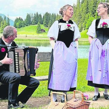 Saaner Nationalfeier mit dem Wahlsaaner Christoph Aerni - Jodelduett «Stärneblueme», begleitet von Rolf Steiner. FOTOS: ZVG
