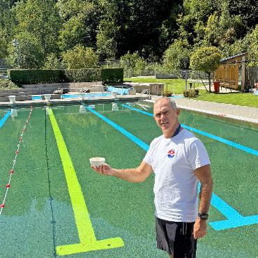 Baden im Märzenschneewasser - Bademeister Uriel Berliner mit einer Tasse Märzenschneewasser. FOTOS: ZVG