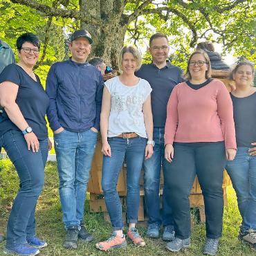 Feierliche Einweihung des XXL-Fondue-Caquelons in Gsteig - Der Vorstand der Dorforganisation Gsteig-Feutersoey gemeinsam mit der Gsteiger Gemeindepräsidentin (Zweite v.l.), Jan Brand (Dritter v.l.), GST, und Landeigentümer Dominic Perreten (ganz links) vor dem XXL-Fondue-Caquelon. FOTOS: ZVG